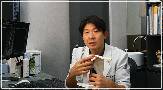 신기탑365정형외과 엄병훈원장님의 팔저림증상에 대해 설명하는 사진